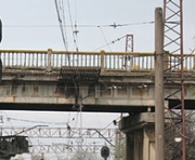 Лозовчане пытались украсть мост под прикрытием одуванчиков