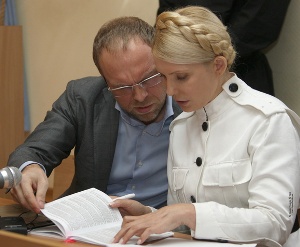 У Тимошенко решили вызвать в суд Азарова