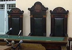Яценюк требует, чтобы дела по тяжким преступлениям рассматривали коллегии судей