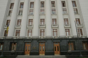 В Киеве забросали администрацию президента дымовыми шашками